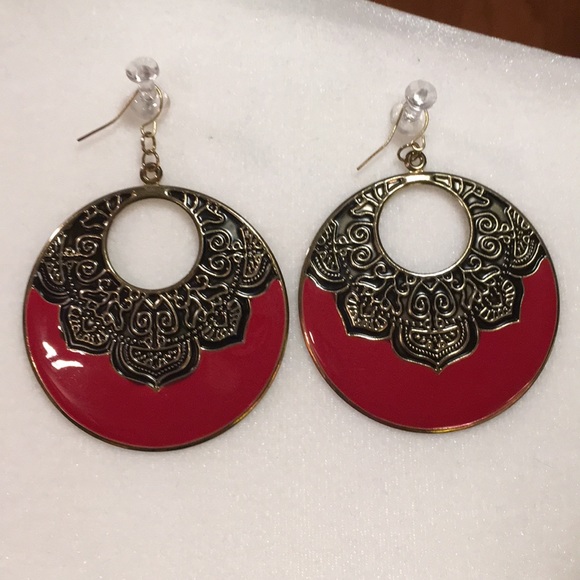 FREE with $20 purchase!  Hoop earrings. - Picture 2 of 6